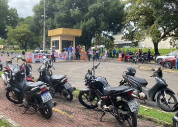 Servidores da UFPI fecham portões durante manifestação nesta terça-feira (30)