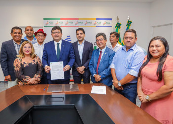 Rafael Fonteles assina ordem de serviço para construção da estrada entre São João do Arraial e Matias Olímpio