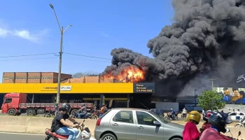 Incêndio de grandes proporções atinge revendedora de pneus em Teresina; veja o vídeo