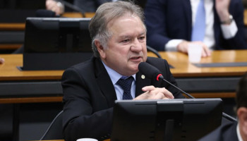 Merlong Solano propõe regras para participação de menores em empresas