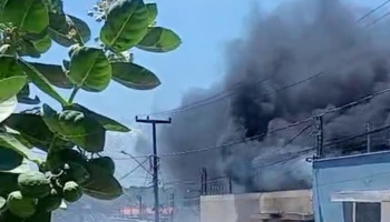 Incêndio destrói veículos e danifica casa no bairro Gurupi
