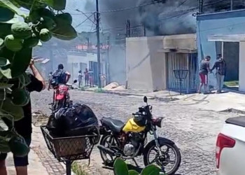 Incêndio destrói veículos e danifica casa no bairro Gurupi