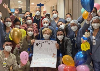 Glória Menezes ganha homenagem de funcionários ao deixar hospital