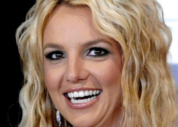 Britney Spears comemora fim da tutela pilotando avião
