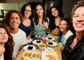 Com romance discreto, Alanis Guillen e Jesuita Barbosa curtem jantar com colegas de ‘Pantanal’