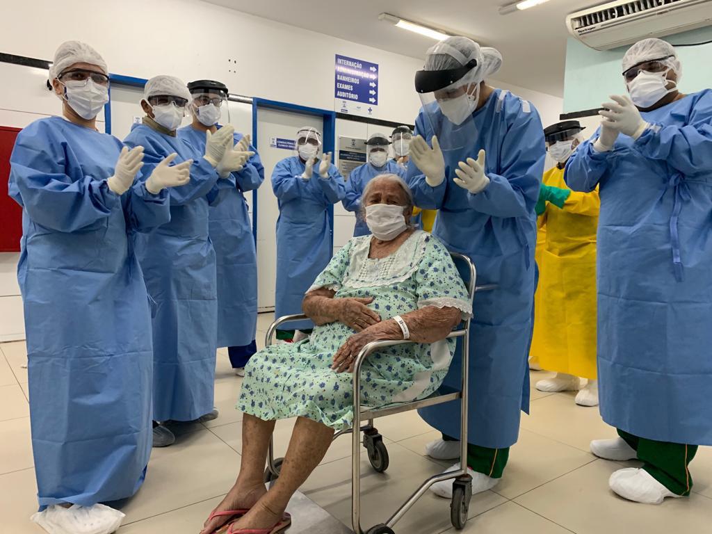 Idosa de 91 anos vence luta contra Covid-19 e deixa hospital sob palmas de equipe médica