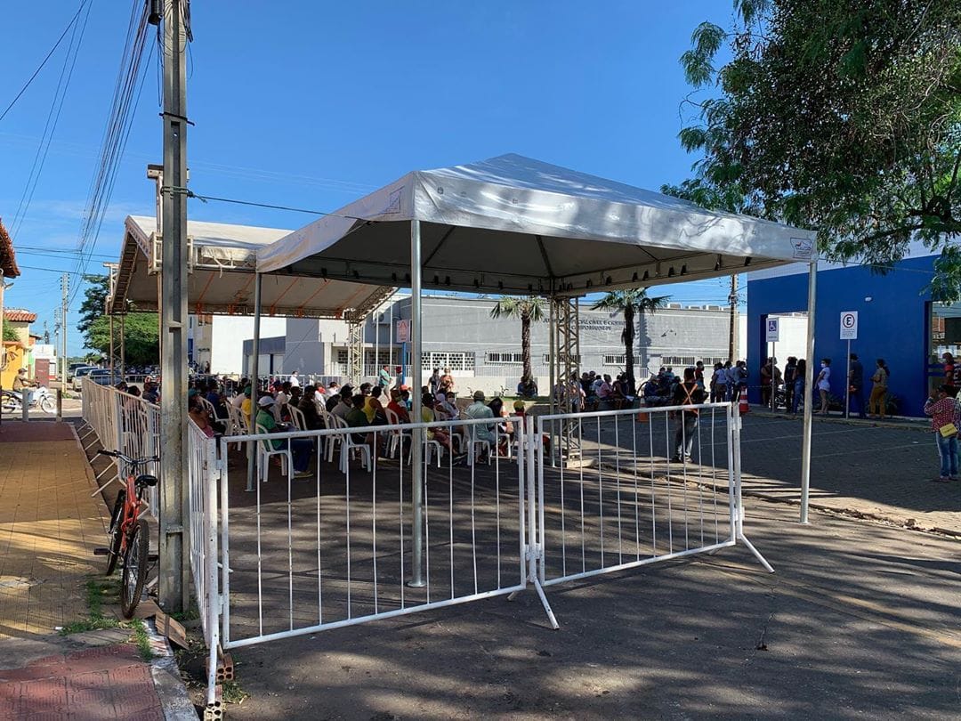 No Piauí, agência da Caixa usa tendas para organizar filas com quem vai sacar auxílio