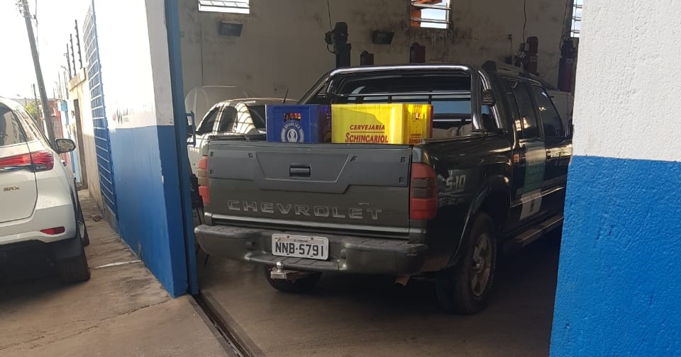 Carro com logomarca da prefeitura de Timon é flagrado carregando grades de cerveja