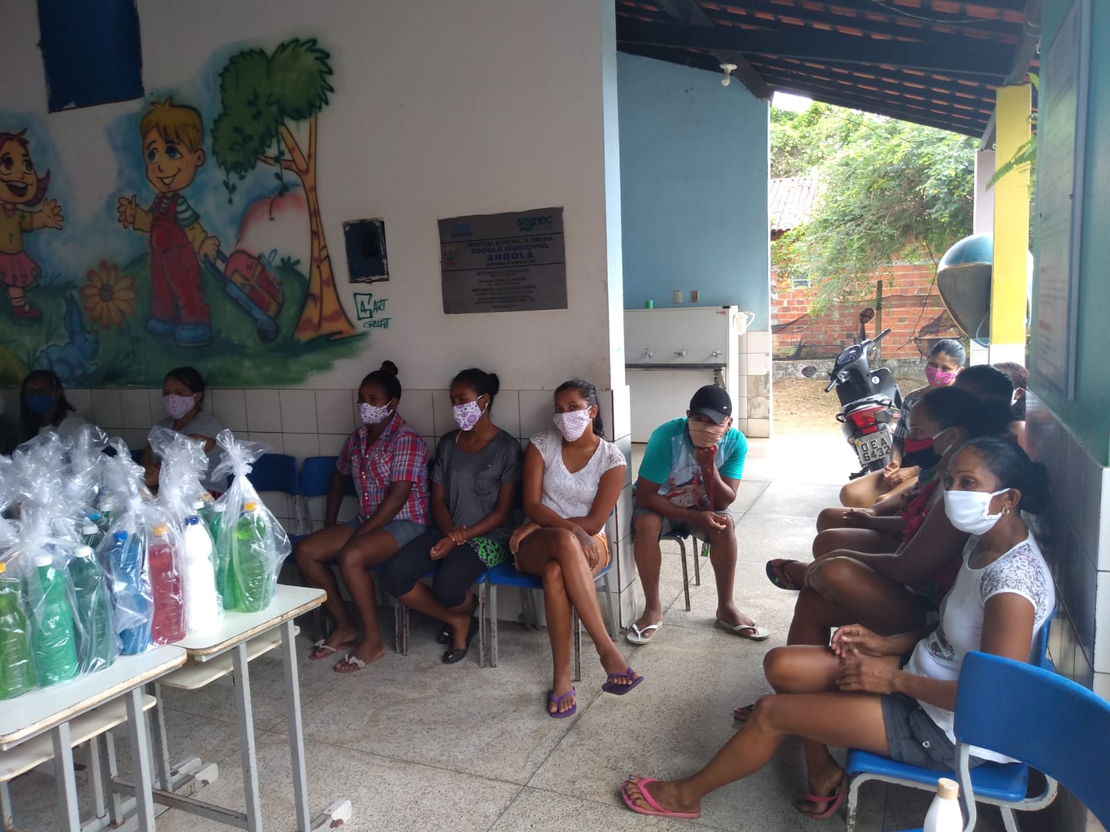 Mais de 40 mulheres beneficiadas com cestas básicas em ação social na zona rural de Teresina