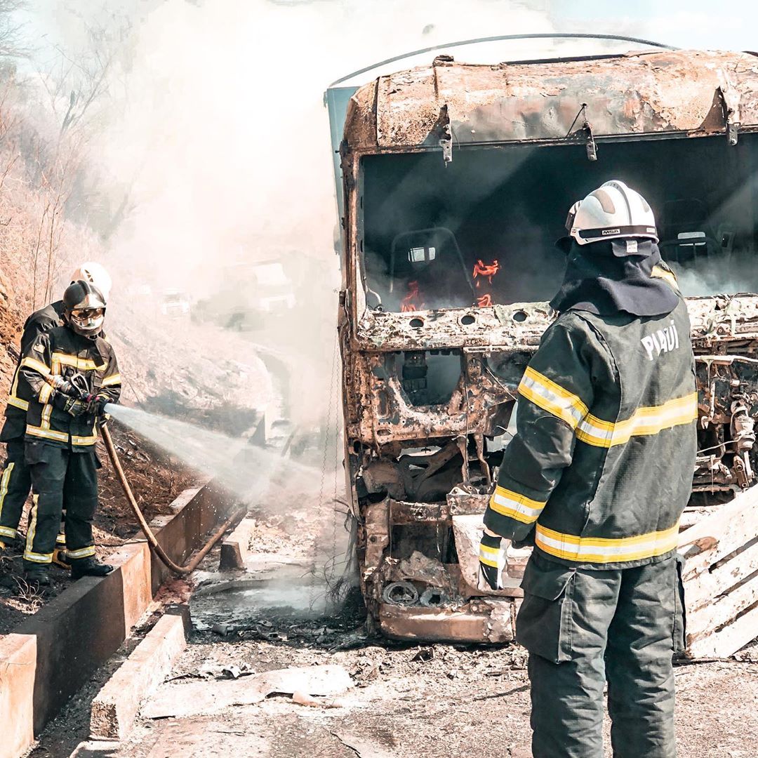 Carreta que fazia transporte de fertilizantes pega fogo na BR-316 em Picos