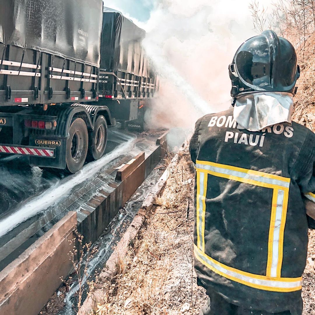 Carreta que fazia transporte de fertilizantes pega fogo na BR-316 em Picos