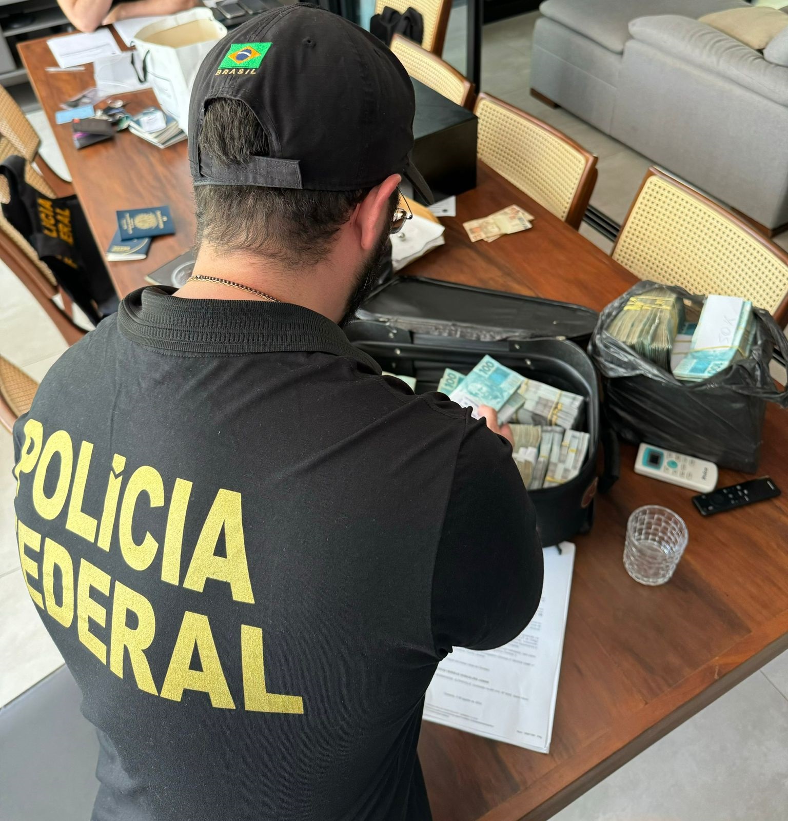 A Polícia Federal apreendeu R$ 900 mil