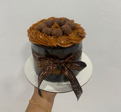Jovem de 18 anos transforma paixão por doces em negócio