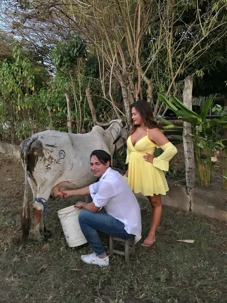 Geisy Arruda posa decotada em gravação com amigo Karlos Wendell no Piauí