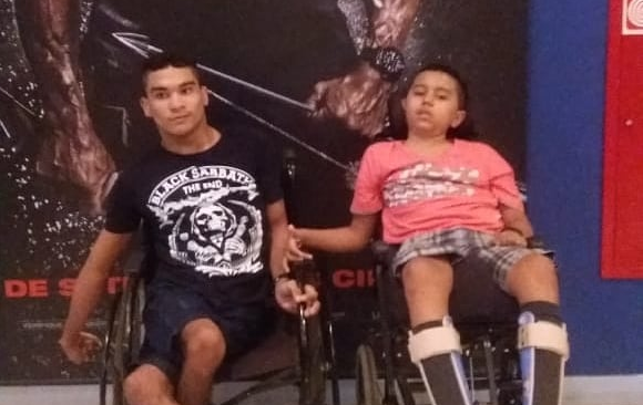 Crianças com deficiência vão ao cinema pela primeira vez