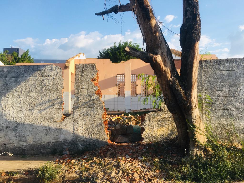 Obra parada em antiga escola incomoda moradores no bairro Redenção