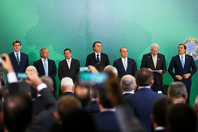 O presidente Jair Bolsonaro dá posse, em cerimônia no Palácio do Planalto, aos presidentes dos bancos públicos. Assume no Banco do Brasil, Rubem Novaes; no Banco Nacional de Desenvolvimento Econômico e Social (BNDES), Joaquim Levy, e na Caixa