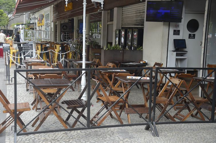 Bares e restaurantes de Botafogo ficam vazios na hora do almoço, no Rio de Janeiro. 