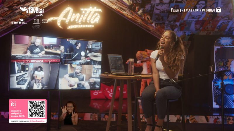 Anitta em sua primeira live