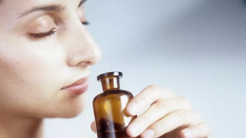 Especialistas recomendam exercícios de reabilitação do olfato — Foto: Science Photo Library via BBC