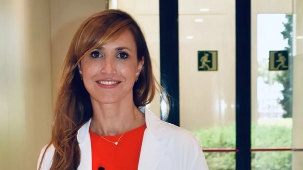 Médica Adriana Izquierdo Domínguez: "Há muitos pacientes com covid-19 que estamos atendendo na consulta que estão na clínica há quatro ou cinco meses e ainda não recuperaram o cheiro ou o recuperaram muito parcialmente". — Foto: Arquivo pessoal via BBC