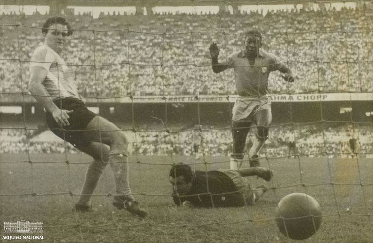 Pelé, Fotografia de um dos gols marcados pelo Brasil na vitória sobre a Argentina em jogo válido pela Copa Roca de 1957. Arquivo Nacional. Fundo Correio da Manhã.