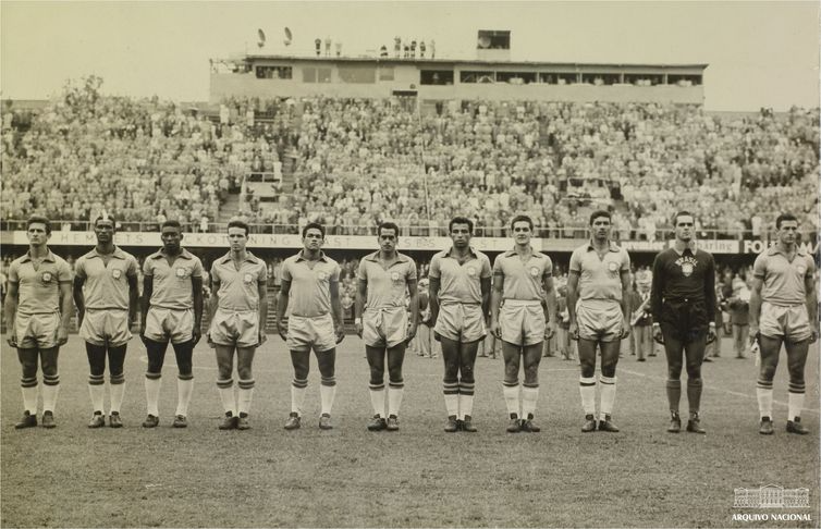 Pelé, Seleção brasileira perfilada antes de partida válida pela Copa do Mundo da Suécia, junho de 1958. Arquivo Nacional. Fundo Correio da Manhã.