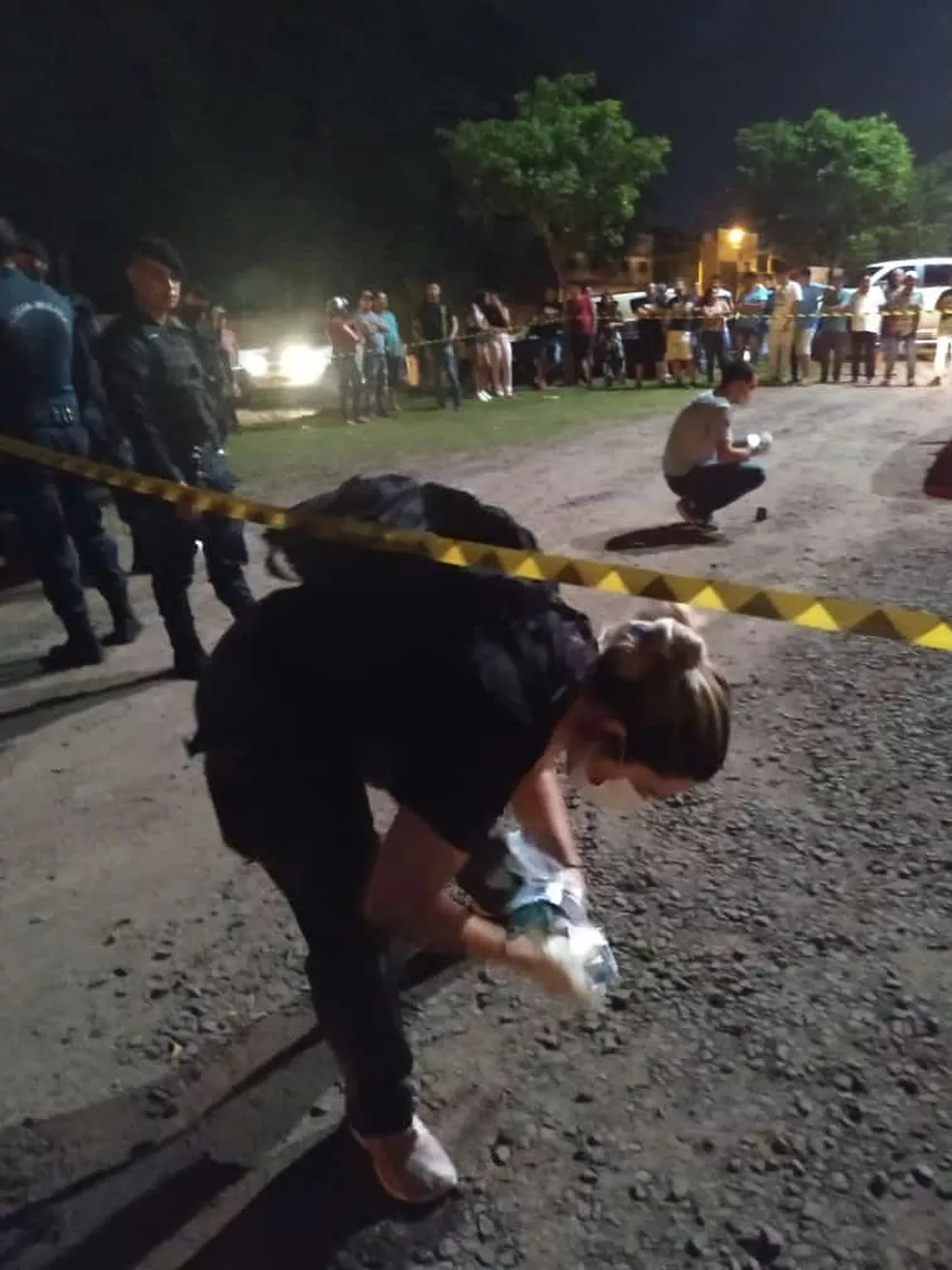 Peritos no local do crime. — Foto: Polícia Civil/Divulgação