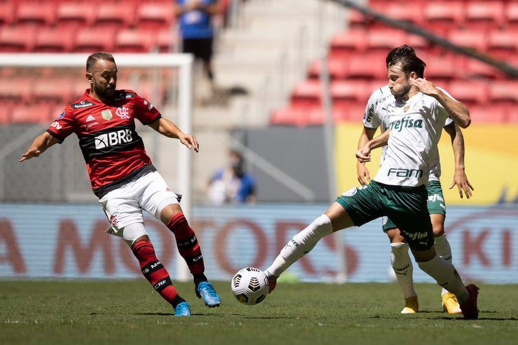 Flamengo e Palmeiras ficaram no empate  em 2 a 2 no tempo normal de jogo.