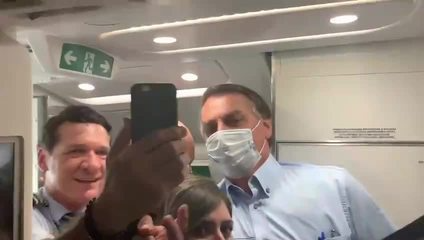 Bolsonaro tira fotos com apoiadores em avião e debocha de críticos no ES