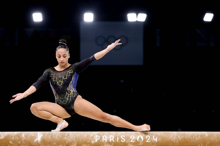 Paris 2024 Olympics - Artistic Gymnastics - Women's Qualification - Subdivision 5 - Bercy Arena, Paris, France - July 28, 2024. Julia Soares of Brazil in action on the balance beam. REUTERS/Amanda Perobelli