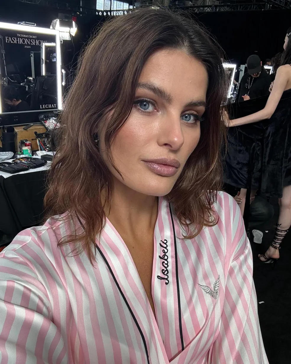 Isabeli Fontana no backstage do Victoria's Secret Fashion Show — Foto: Instagram