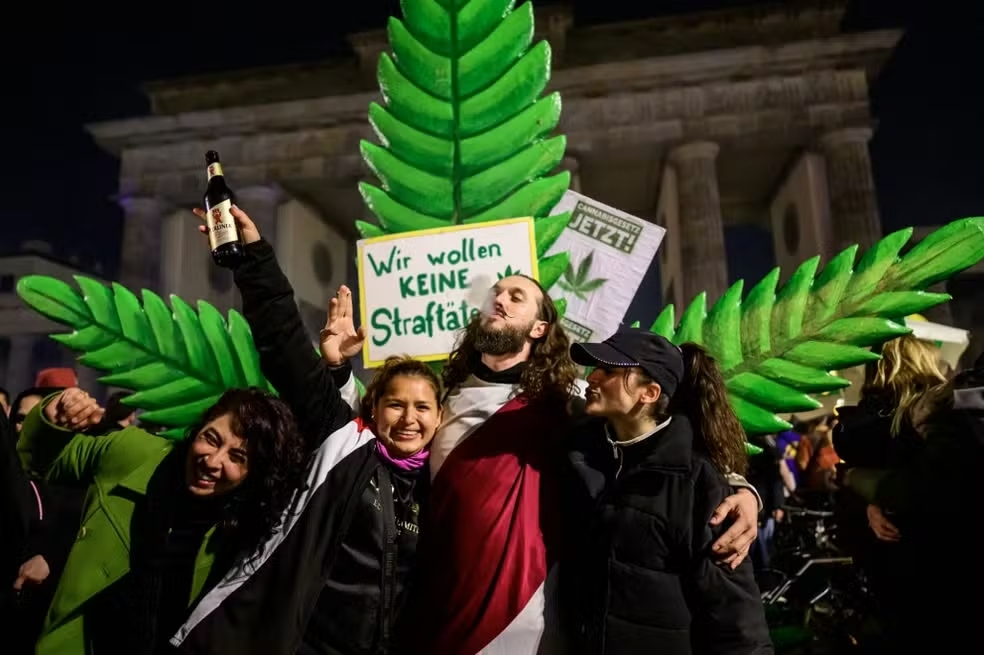 Defensores da legalização da maconha celebrando em Berlim