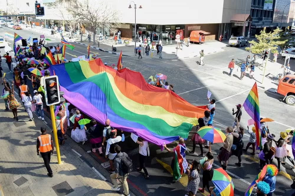 Manifestantes desfilando na Parada do Orgulho LGBT de Windhoek na capital da Namíbia, em 2017