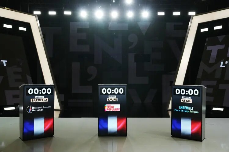 Cenário de debate entre os principais líderes das coligações das eleições na França