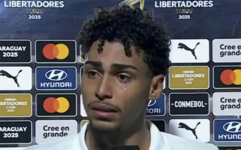 O atacante se emocionou em entrevista à imprensa após o jogo