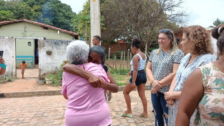 Regina Sousa abraça Maria de Jesus da Conceição, que perdeu a filha