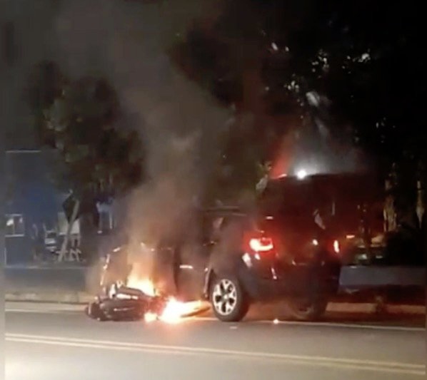 Veículos pegam fogo após colisão em Altos