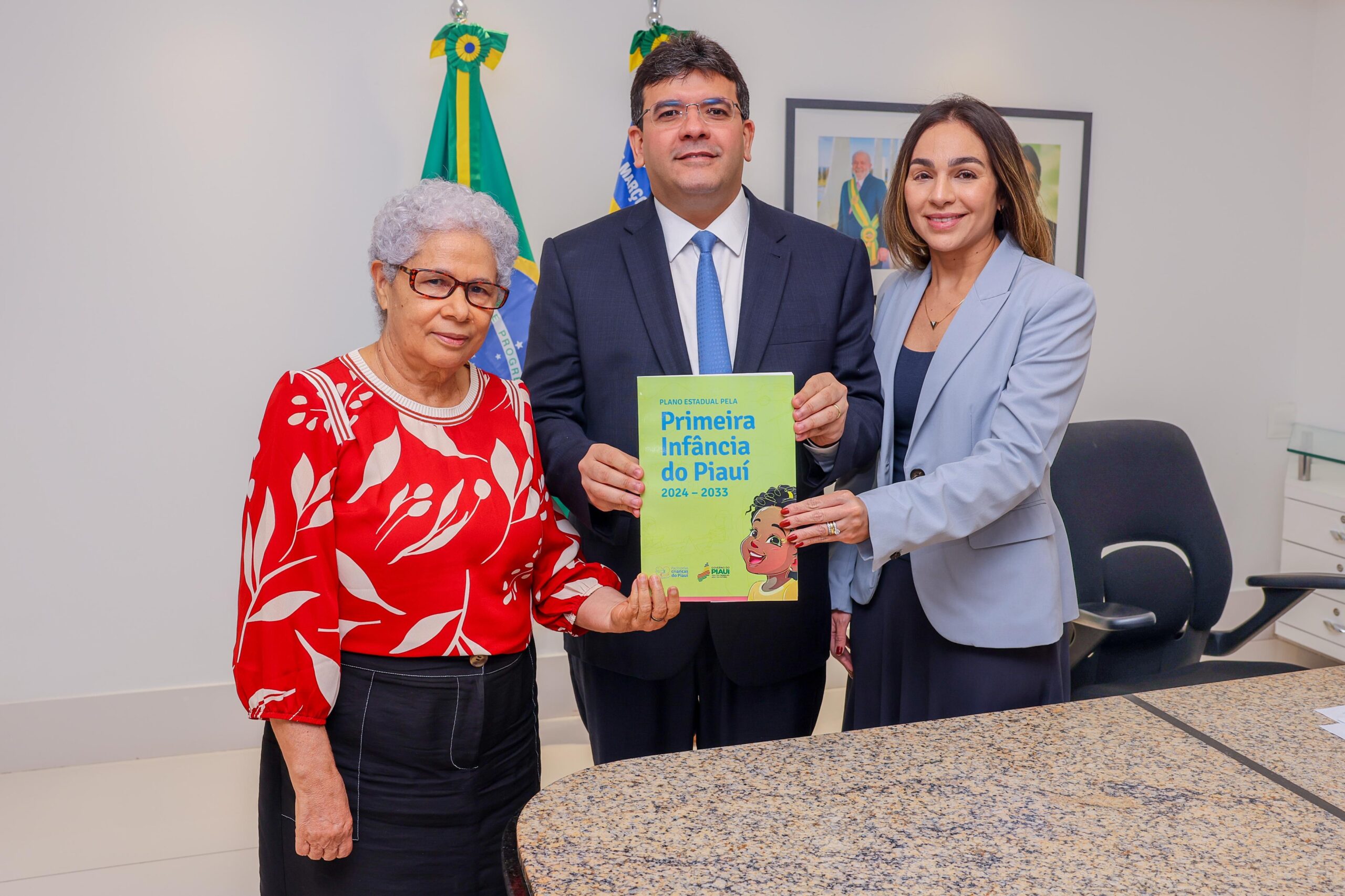 A secretária da Sasc, Regina Sousa, ao lado do governador Rafael Fonteles e da primeira-dama Isabel Fonteles, durante o lançamento do Plano Estadual pela Primeira Infância (Pepi)