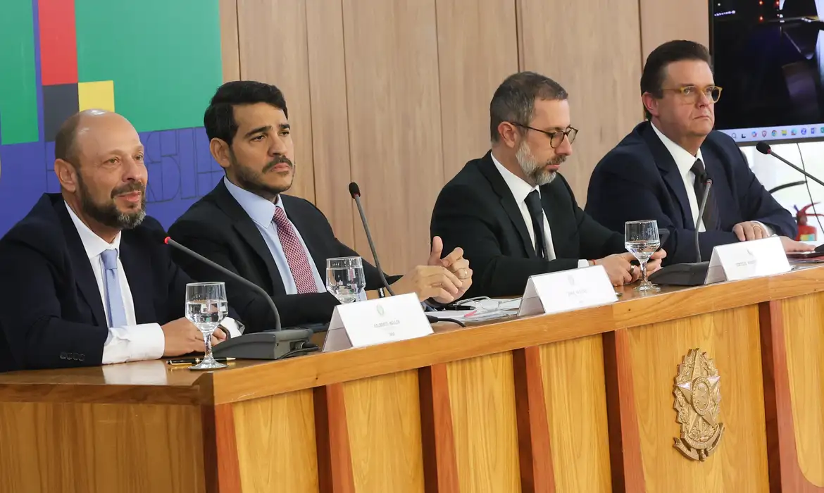 Os ministros Jorge Messias (AGU), Vinicius Marques de Carvalho (CGU), Wolney Queiroz (Previdência Social) e o presidente do INSS, Gilberto Waller
