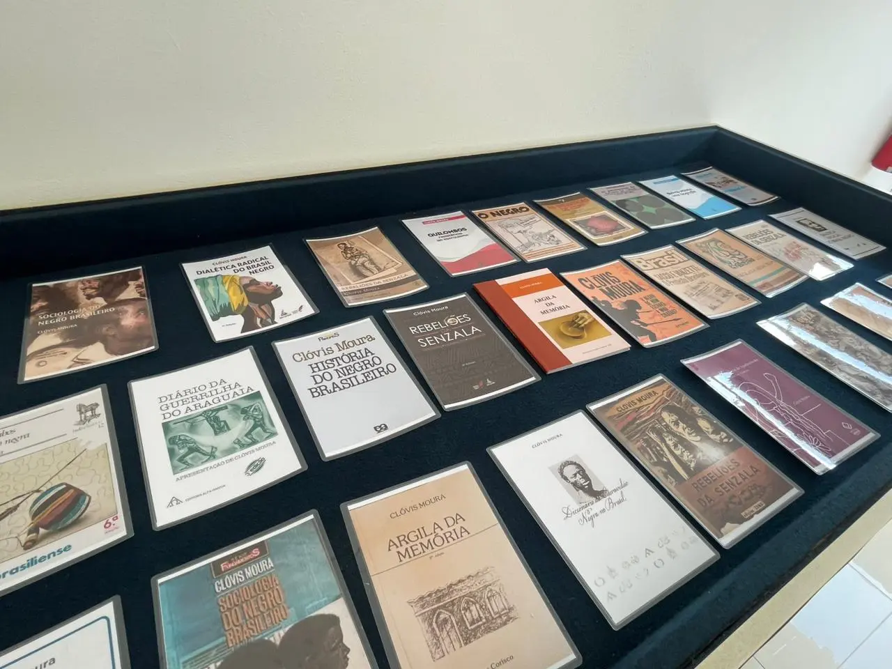 Obras do autor que estarão expostas ao público durante a reinauguração do memorial