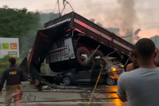 Carreta, carro e ônibus se envolveram em grave acidente