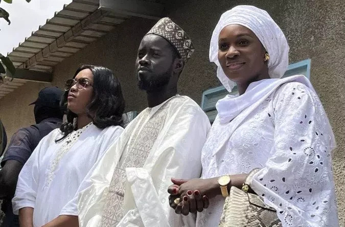 Polígamo, presidente de Senegal assume cargo com as duas esposas
