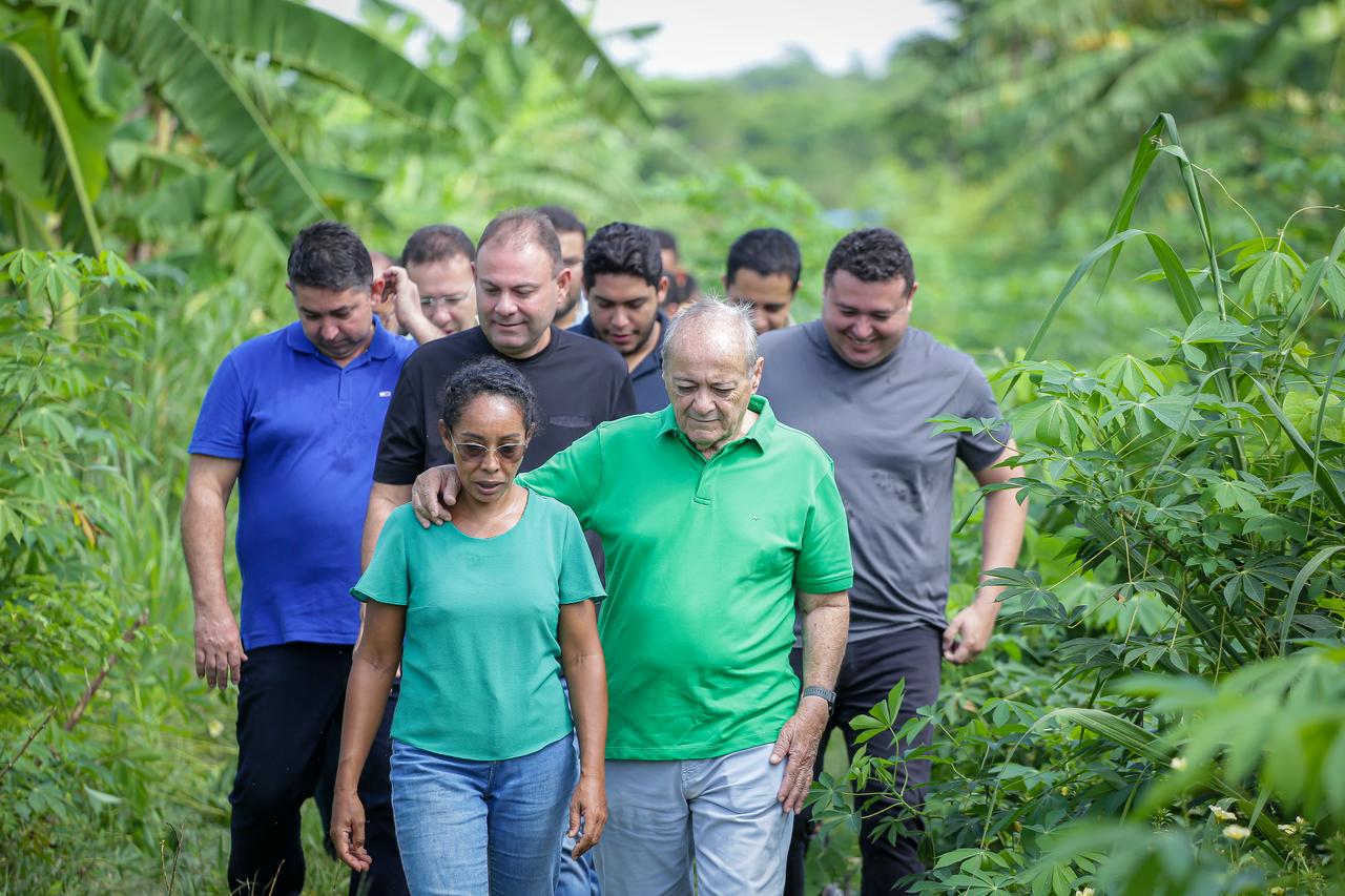 Prefeito Silvio Mendes em visita aos campos agrícolas Soim e Tapuia