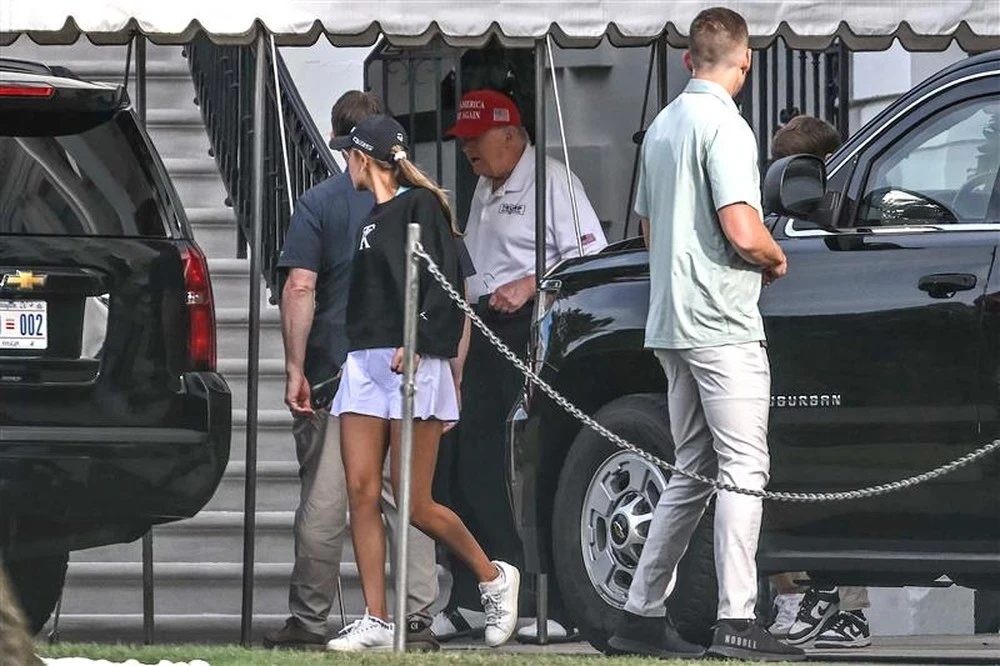 Trump é visto a caminho de campo de golfe e desmente rumores de sua morte