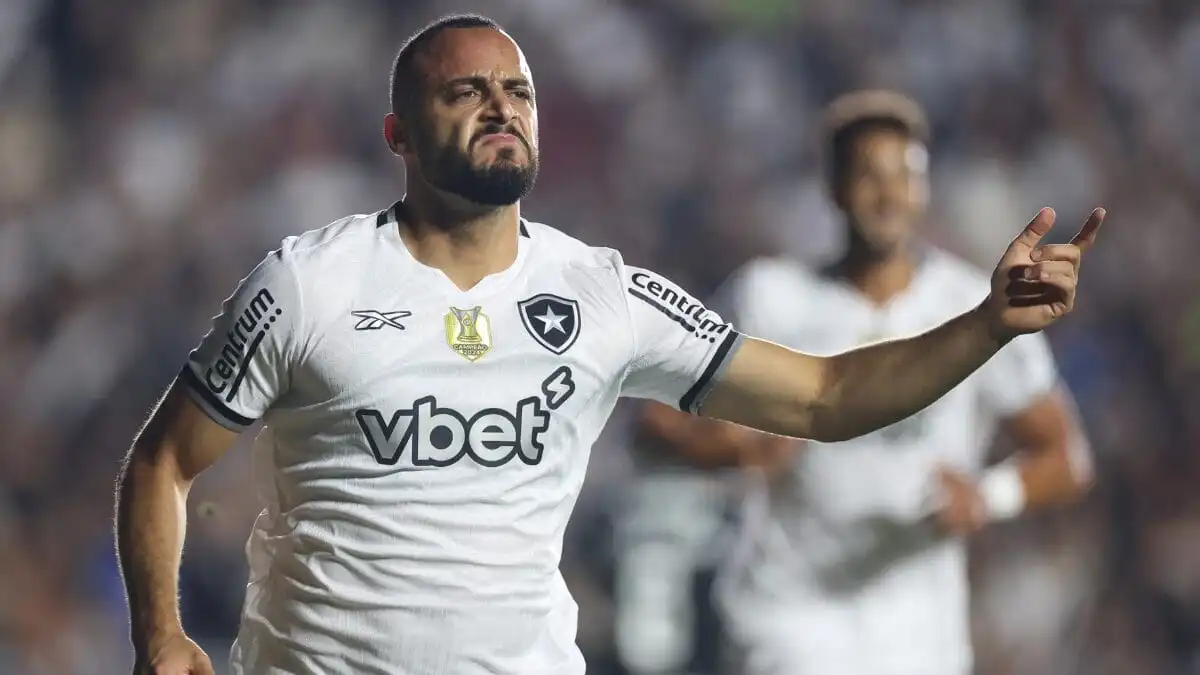 Botafogo domina no Nilton Santos, goleia o Bragantino por 4 a 1 e volta a sonhar com o G-4