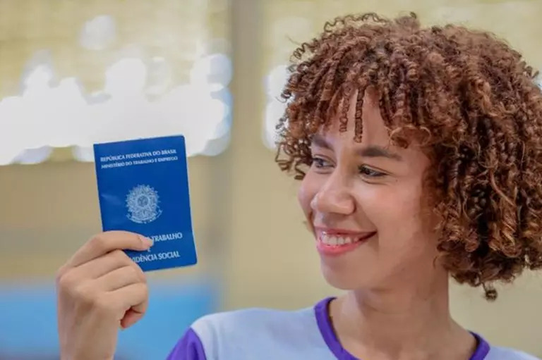 Mulher segurando carteira de trabalho