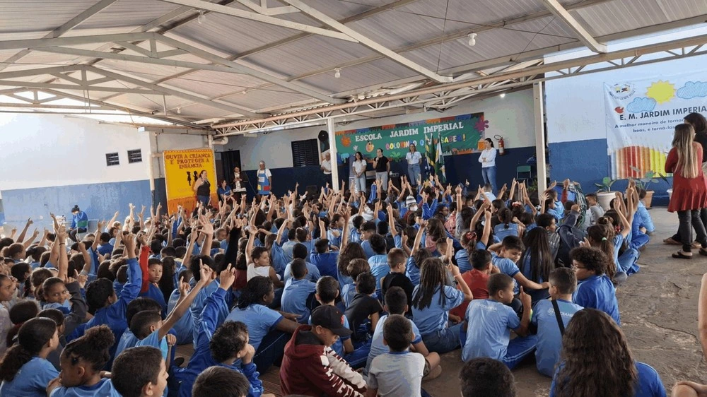 Crianças e jovens de escolas públicas, privadas e organizações sociais civis