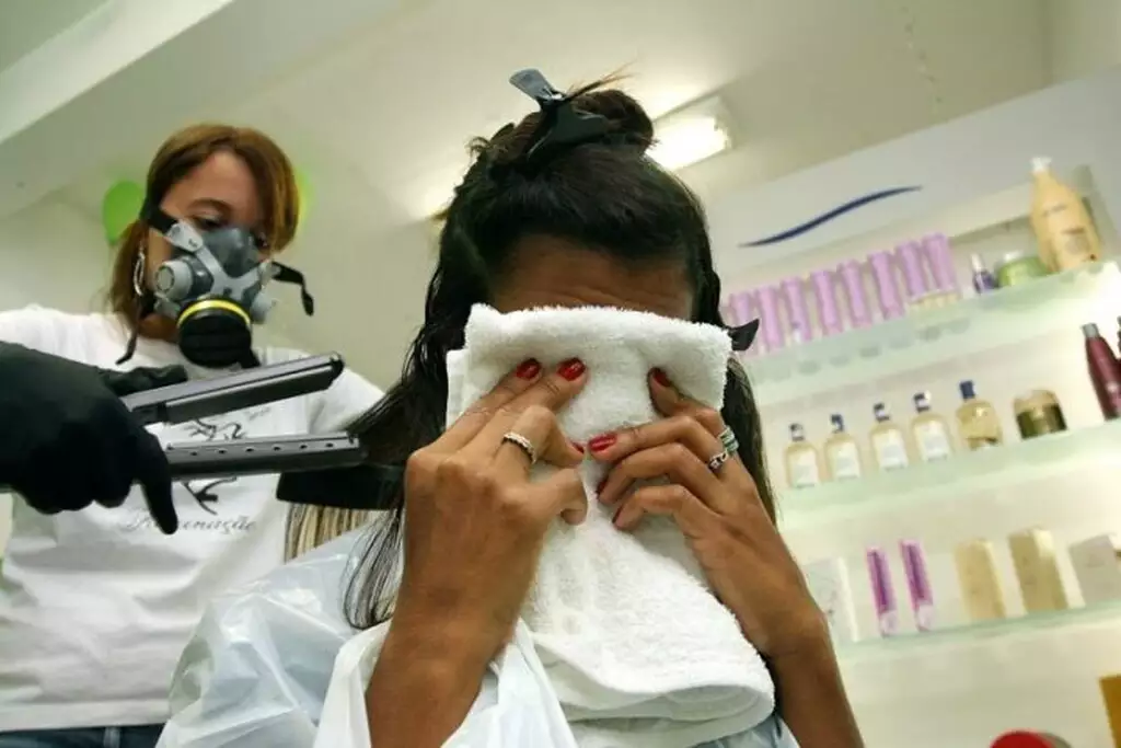 Mulher alisando o cabelo