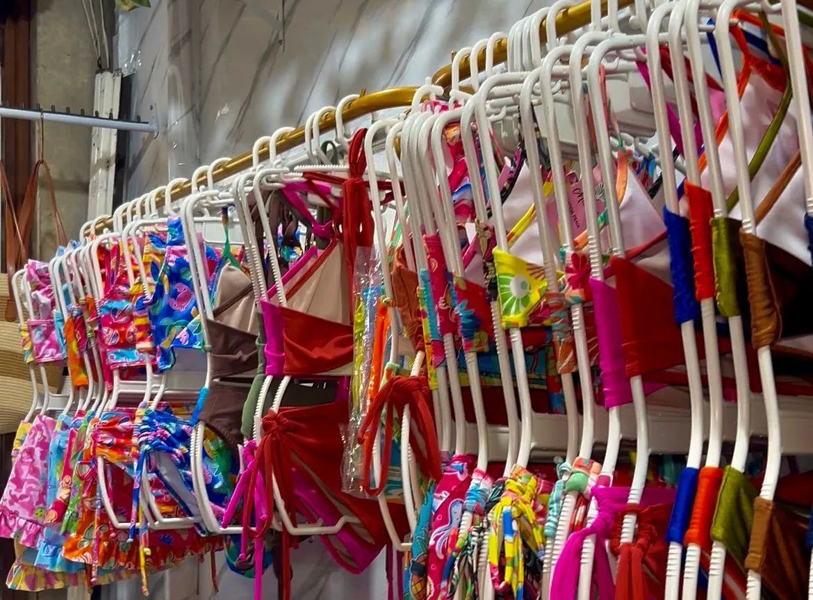 Biquínis do shopping da cidade